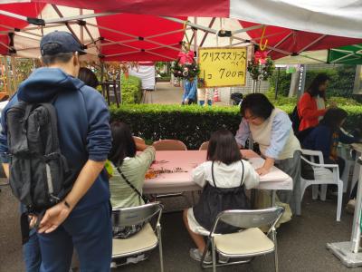 クリスマスリース作り体験の様子