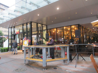 開催中に音楽を演奏している様子