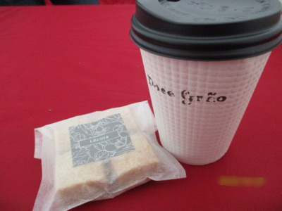 カフェで提供したお菓子とドリンクの写真