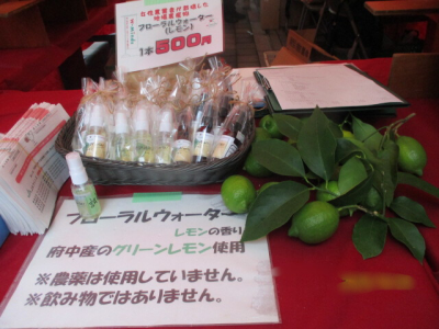 手作りの香料販売の様子