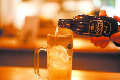 ホッピーを注ぐ様子