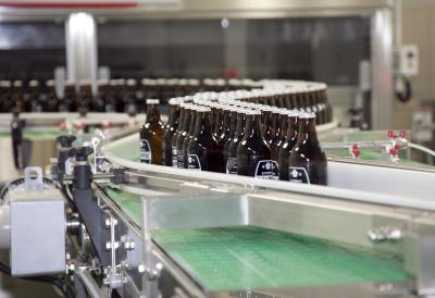 生産ラインを流れるホッピーの瓶の写真