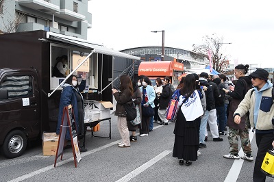 キッチンカーの行列の画像
