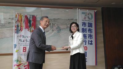 NPO法人GreenAppleへ寄付した様子