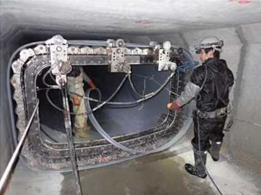 既存の下水道管に新しい管をつくっている写真