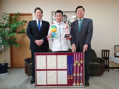 吉岡選手と市長の記念写真