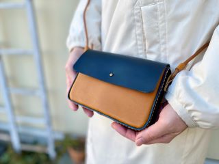 ミニレザーバッグの写真(キャメル×ネイビー)