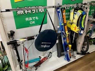 スポーツ用品の棚の写真