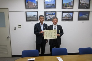 林建設株式会社との記念写真