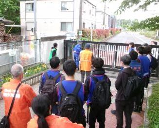 (緑ヶ丘小学校)校門の開錠方法の確認の様子