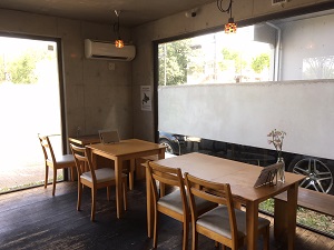 蕎麦るりり店内 窓側席