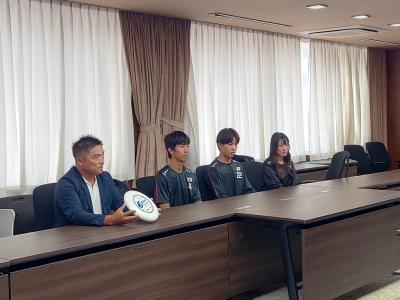 代表の塚田さんが大会について説明している様子