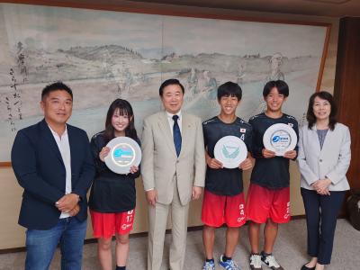 市長と副市長、選手の方との集合写真
