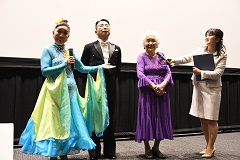 ダンサーの入場のシーンの写真