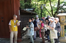 ボランティアガイドをしている場面の写真