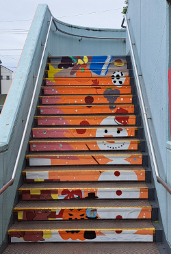 階段アート(制作:調布市立調布中学校美術部)の写真