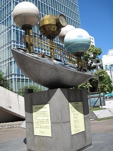 モニュメントを横から見た姿の写真