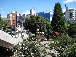 モニュメントと調布駅前の写真