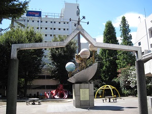 公園北側から見た姿の写真