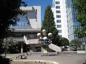 公園東側から見た姿の写真