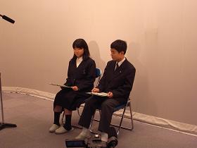 広島報告撮影の生徒の写真1