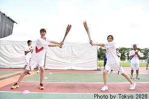 聖火ランナーのトーチキス(片瀬さんから木村さんへ)の写真