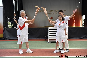 聖火ランナーのトーチキス(押味さんから坪木さんへ)の写真