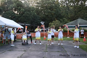 聖火ランナーのトーチキスの写真