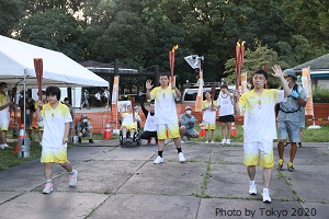 聖火ランナーが歩いている写真