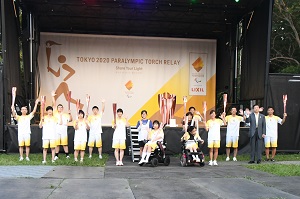 1組目の聖火ランナー集合写真