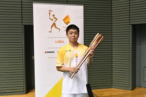 聖火ランナーインタビュー中の隈元 凌さんの写真