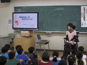 講演を熱心に聞く子ども達の写真