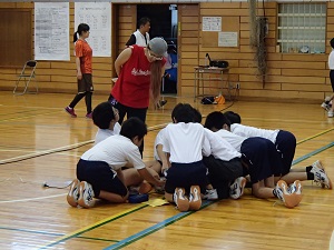 ダンスについて話し合う生徒を見守る講師の写真