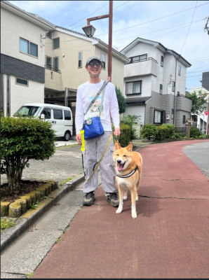 散歩中に飼い主と一緒に撮影した写真