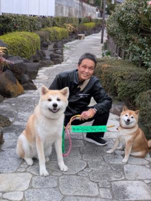 散歩中に飼い主と一緒に撮影した写真