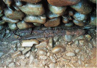 石室内出土状況の写真