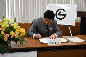 調布市 長友市長の写真