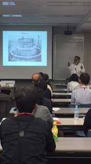 サウジアラビアの文化を説明している様子