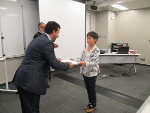 修了証を授与される男の子の写真