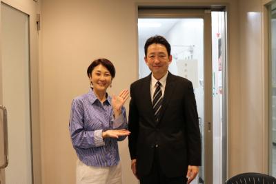 調布警察署長が調布FMのラジオ出演者と写真撮影する様子