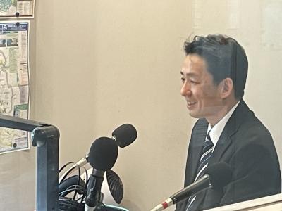 調布警察署長が調布FMのラジオ出演してる様子