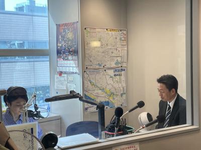 調布警察署長が調布FMの司会と話している様子