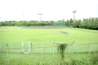 市民野球場 外野側の写真