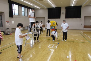 ジャックボールめがけてボールを投げている写真