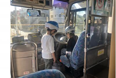 バスの中で遊ぶ子どもたち