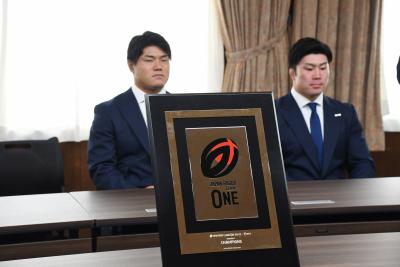 選手と盾の画像