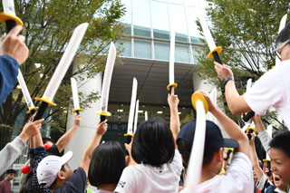 チャンバラ体験の様子の写真