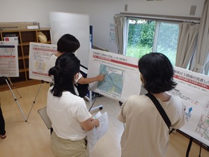 市民に説明している様子の写真