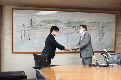 緊急要請を提出する調布市長の写真