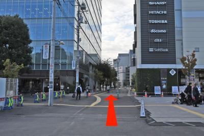 中央改札口から広場口までの画像